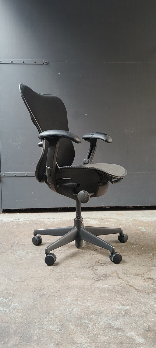 Herman Miller Mirra 2 vintage design ergonomic office chair