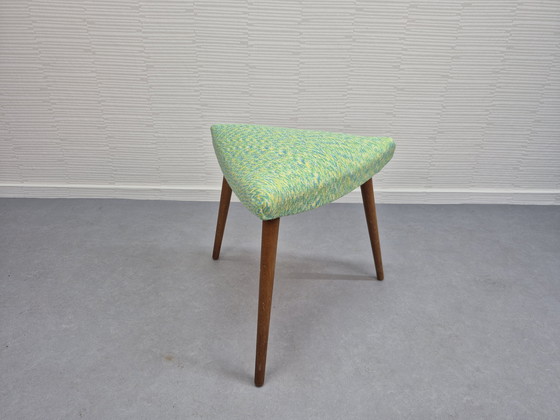 Image 1 of Tabouret triangulaire vintage avec revêtement en tissu neuf, de style danois.