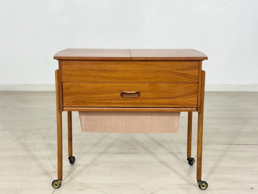 Tavolo da cucito vintage in teak, mobiletto da cucito, cassettiera, tavolino laterale, design danese