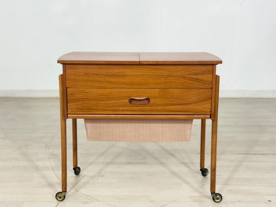 Image 1 of Tavolo da cucito vintage in teak, mobiletto da cucito, cassettiera, tavolino laterale, design danese