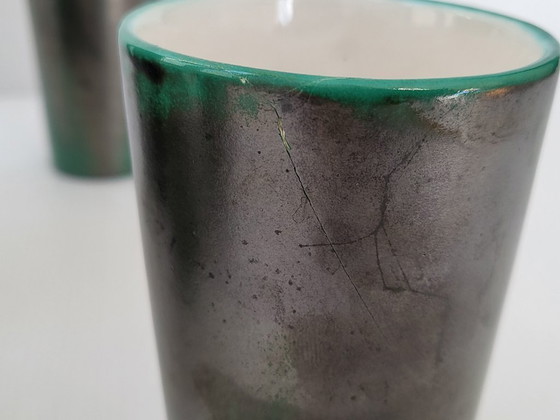 Image 1 of Karaf en 6 vintage glazen uit de jaren 60, zwart parelmoer keramiek met metallic look, gesigneerd.