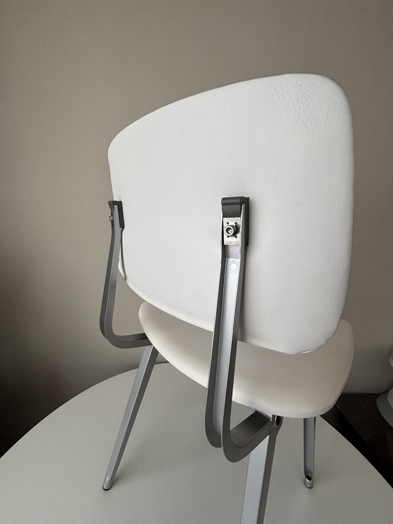 Image 1 of Revolt Ahrend de Cirkel wit leer (skai?) gestempeld 