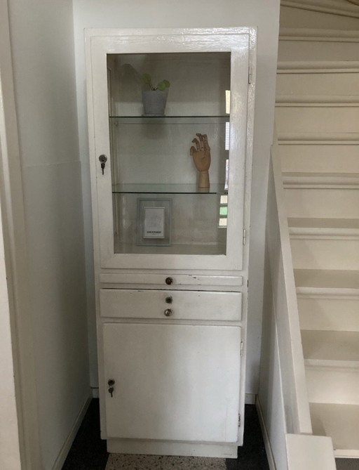 Vintage Display cabinet / Doctor's cabinet / Apothecary cabinet (1960s) with Keys