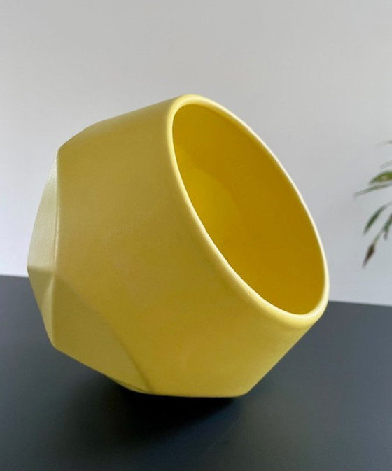 Image 1 of Pot de fleurs design à facettes géométriques jaunes