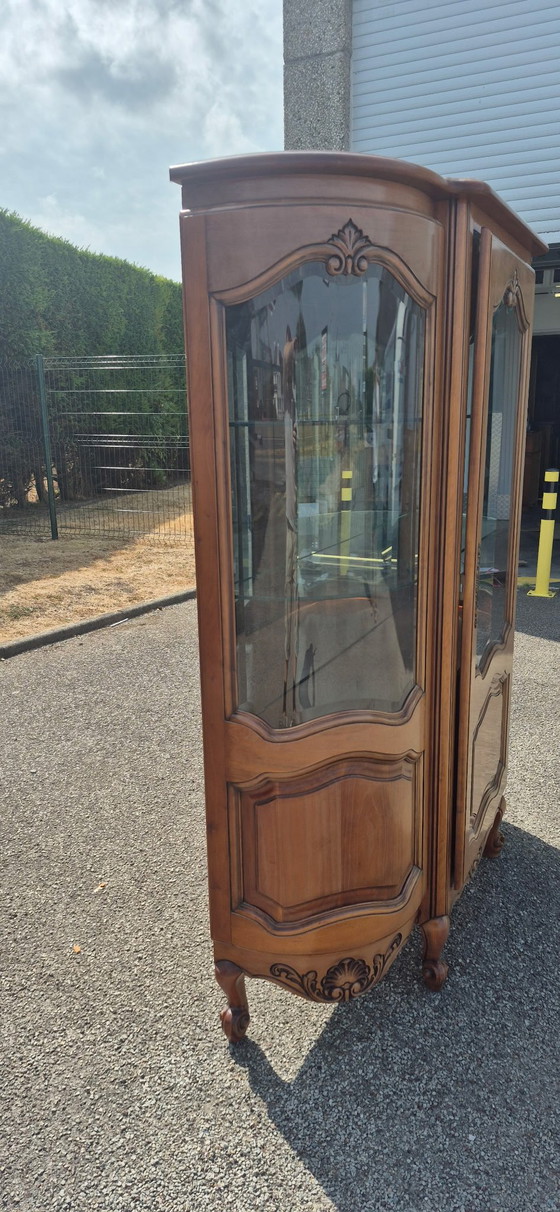 Grande Vitrine Galbée de Style Louis XV en Merisier, France, XXe Siècle – Vitrine Style Louis XV, Wood (photo 7 of 14)