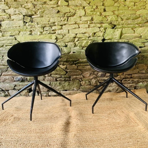 Een paar modernistische draaibare fauteuils van zwart leer. – Leather