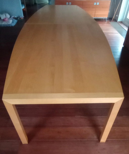 Très grande table de conférence en érable massif 425 cm.