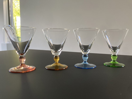Image 1 of Vier französische Schnapsgläser, Mid Century (1950er Jahre), mit farbigem Sockel