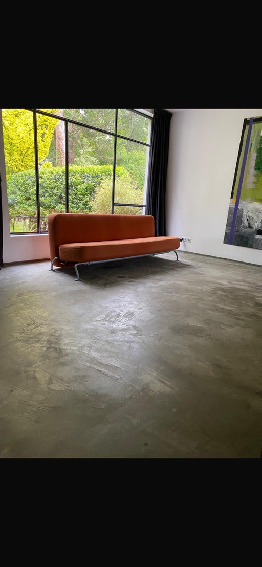 Design Lunar-slap/bank van James Irvine voor B&B Italia