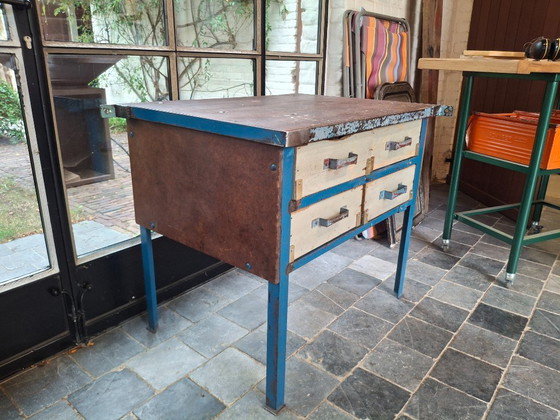 Image 1 of Industrieel vintage werktafeltje / ladekast