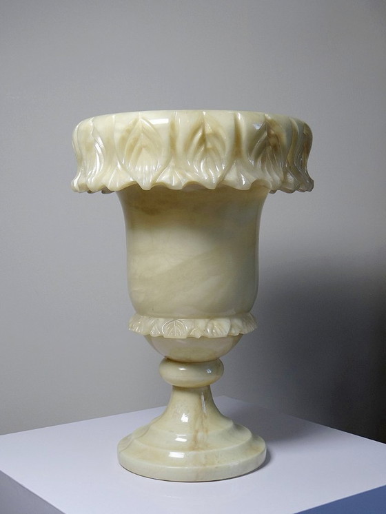 Image 1 of Large Medici vase in alabaster/yellowish marble, Belle Époque style