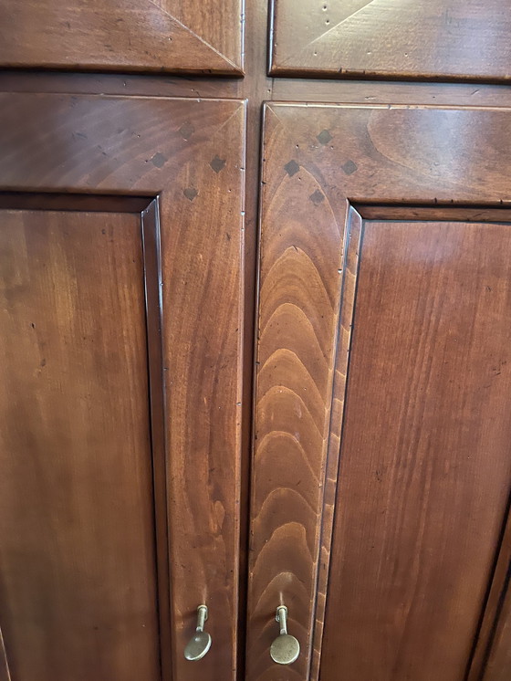 Image 1 of Mueble menaje de madera de cerezo con tres puertas y cajones.