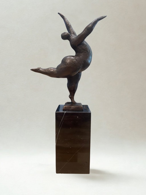 Bronzen sculptuur van een dansende vrouw – Moderne kunst – Marmeren sokkel – 33 cm