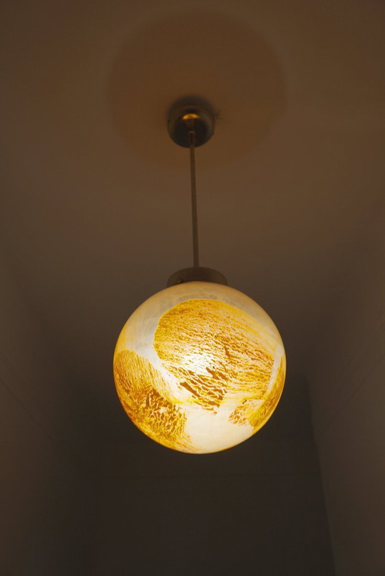 Image 1 of Lampada a sospensione a globo in vetro dipinto al contrario dell'era spaziale degli anni '60 - Smalto arancione, cromo, metà del
