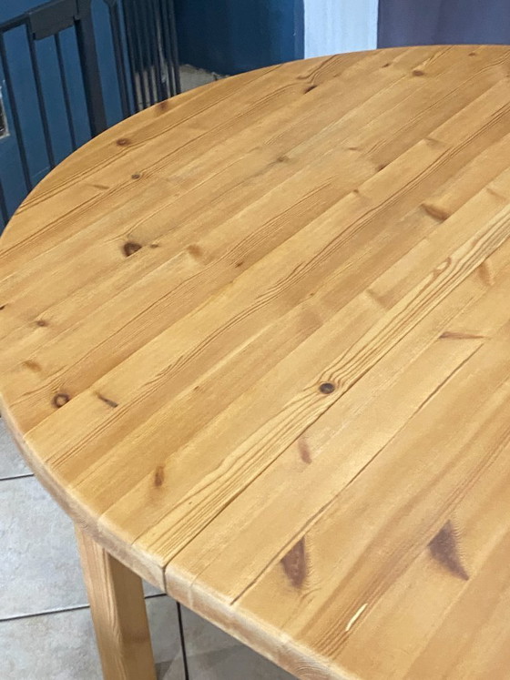 Image 1 of Tavolo rotondo, diametro 117 cm, allungabile con un'estensione, in legno massello di pino, vintage, circa 1970