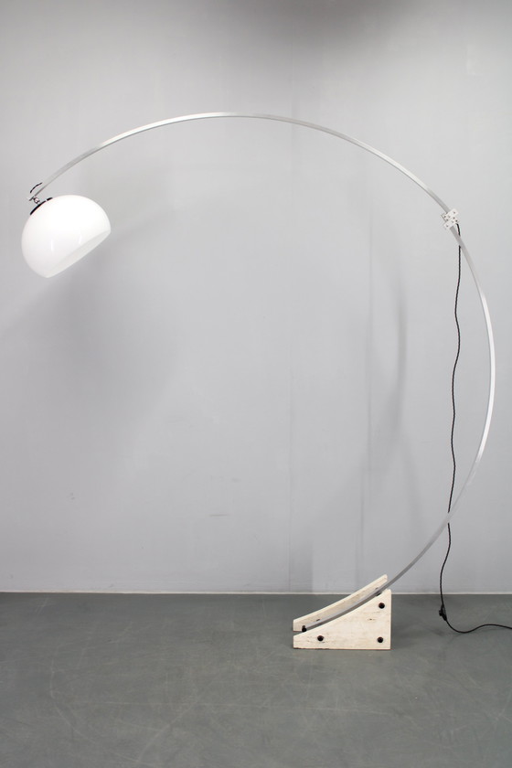 Image 1 of 1970er Harvey Guzzini Bogenförmige verstellbare Stehleuchte, Italien