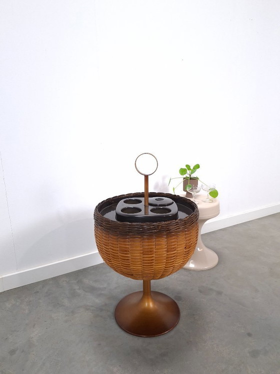Image 1 of Bar portátil, vinoteca con ratán y plástico.