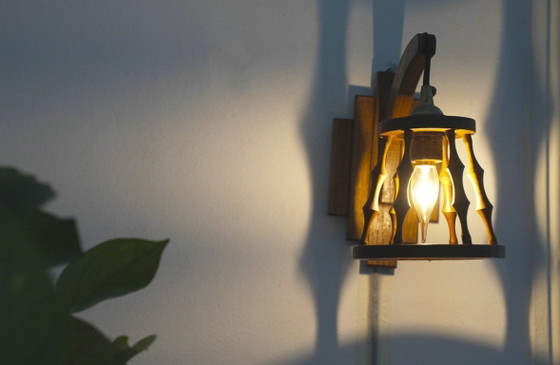 Image 1 of Set van twee Spaanse wandlampen, vintage houten lantaarnlampen, mediterrane verlichting in art-deco-stijl.