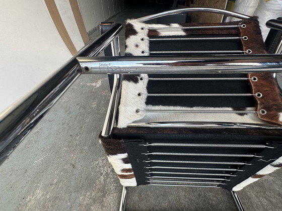 Image 1 of LC1 fauteuil van ponyhuid, ontworpen door Le Corbusier e.a. voor Cassina, jaren 80.