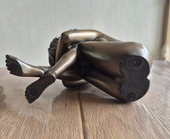 Image 1 of Mujer sentada