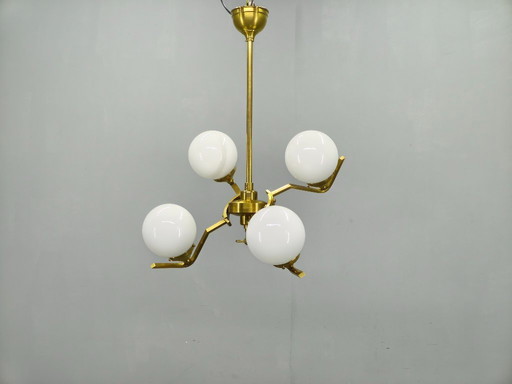 Lámpara de araña Art Déco ajustable de latón con cristal opalino, década de 1930.