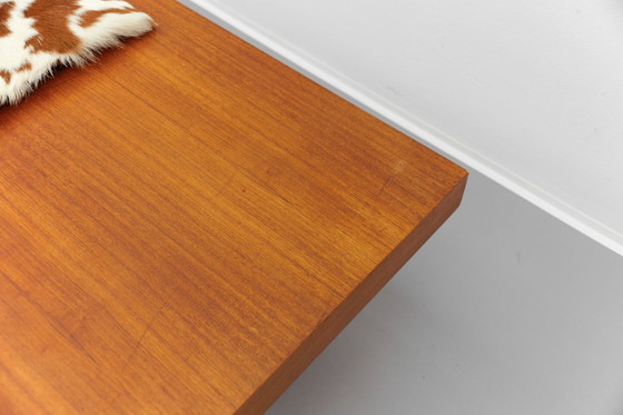 Image 1 of Banco de nogal de mediados de siglo con patas de metal, década de 1960