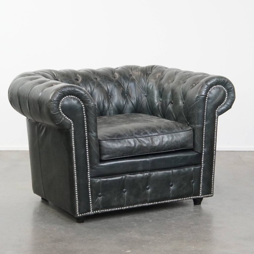 Ruime zwarte chesterfield fauteuil van generfd rundleer