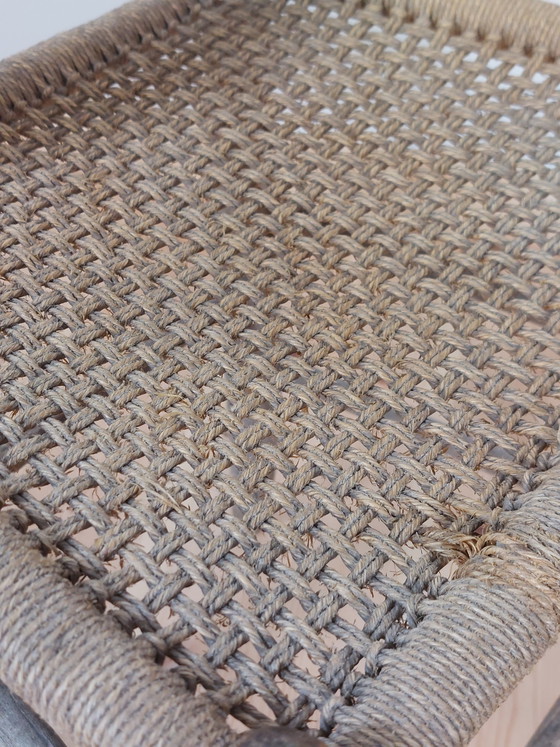 Image 1 of Silla antigua de madera de estilo folclórico francés con pátina y tejido de cuerda.