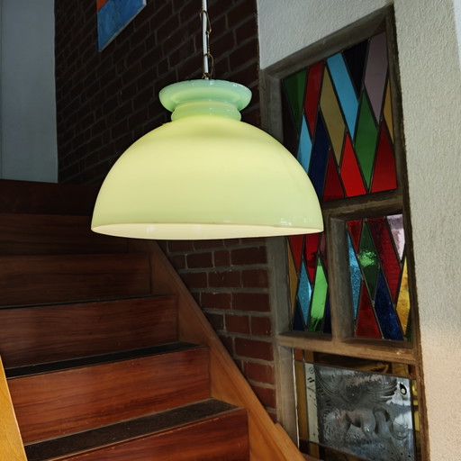 Vintage mintgroene hanglamp van opaalglas met dubbele glazen diffuser en messing ophanging.