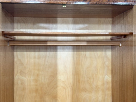Image 1 of Zeer mooie houten kledingkast/linnenkast uit het midden van de vorige eeuw, in vintage stijl.