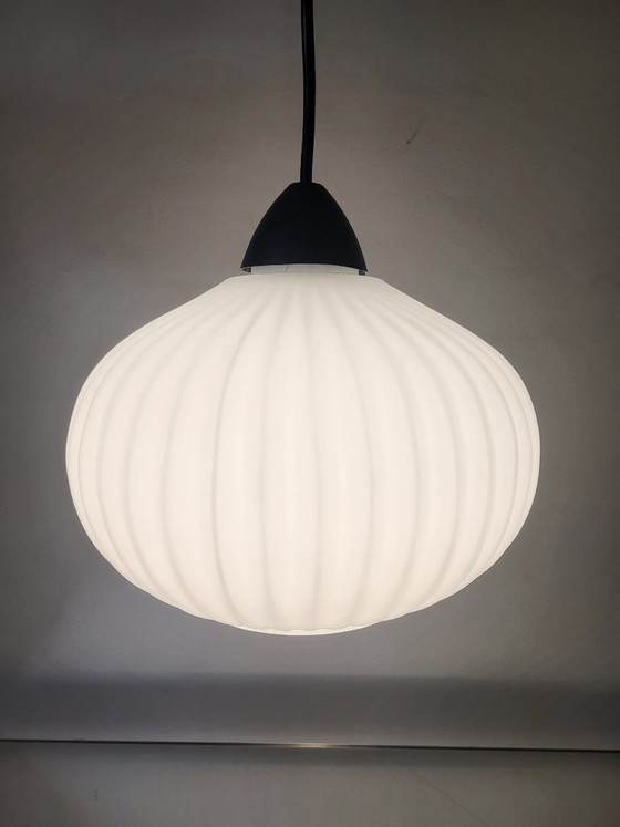 Image 1 of Suspension vintage en verre opalin blanc, années 1960