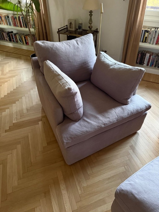 2 poltrone e 1 pouf di Timothy Oulton.