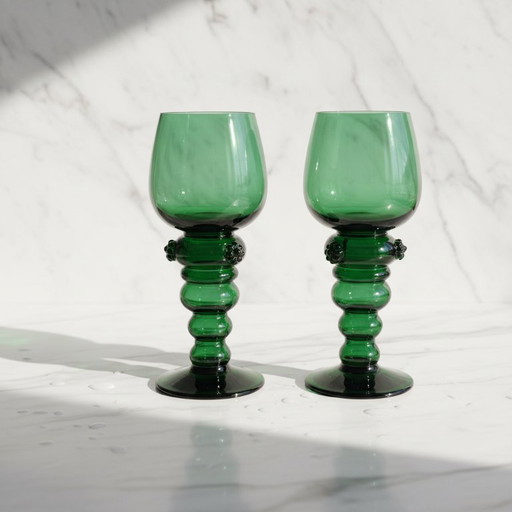 2 verres à vin Roemer verts allemands – avec pied à baies – verre artisanal