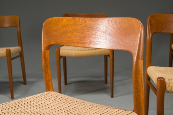 Image 1 of Chaises de salle à manger danoises en teck, modèle 75, par Niels Møller, années 1960, lot de 8