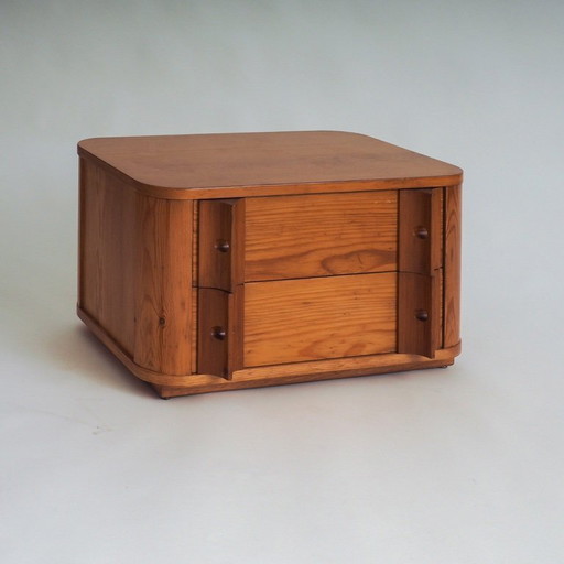 Armario de madera de pino Aran de Jordi Vilanova i Bosch