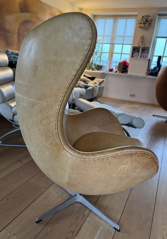 Image 1 of Arne Jacobsen Egg Chair – Fritz Hansen – Vintage leer, licht walnoot – Designklassieker