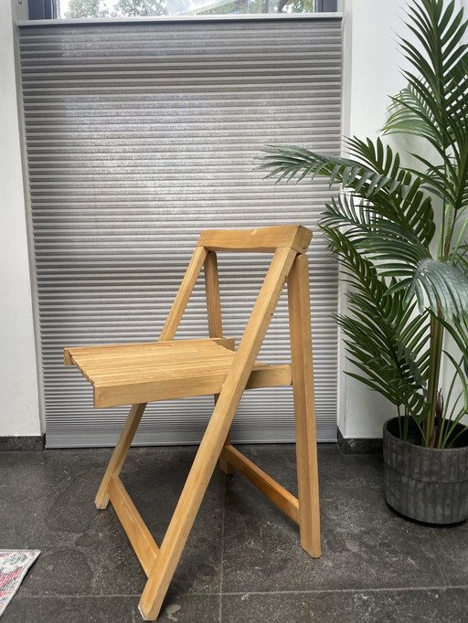 Sedia pieghevole d'epoca in legno - somigliante alle sedie da formaggio Trieste di Jacober.