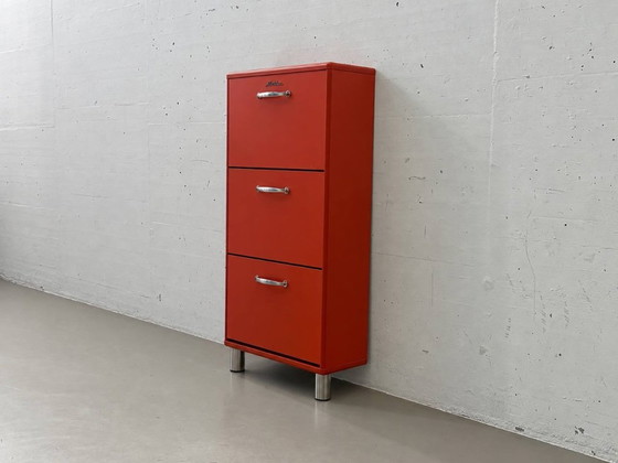 Tenzo Malibu Schuhschrank mit 3 Klappen, Retro Design in Rot, 1960er Jahre – Aufbewahrungsschrank, Metal (photo 10 of 10)