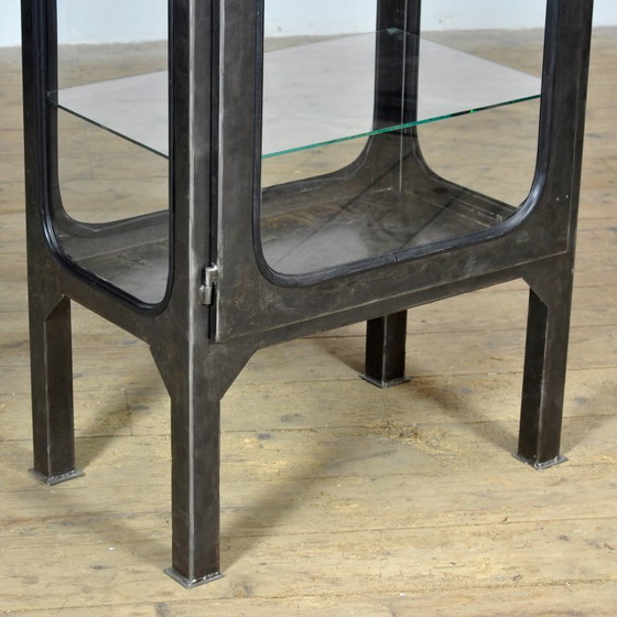 Image 1 of Armoire médicale vintage, années 1970