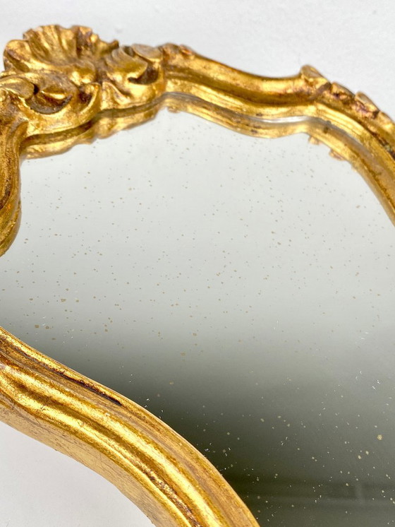 Image 1 of Kleine vintage Rococo / Regency stijl vergulde spiegel - sierlijke gouden barokke accentspiegel - kleine wand- en kaptafelspiege