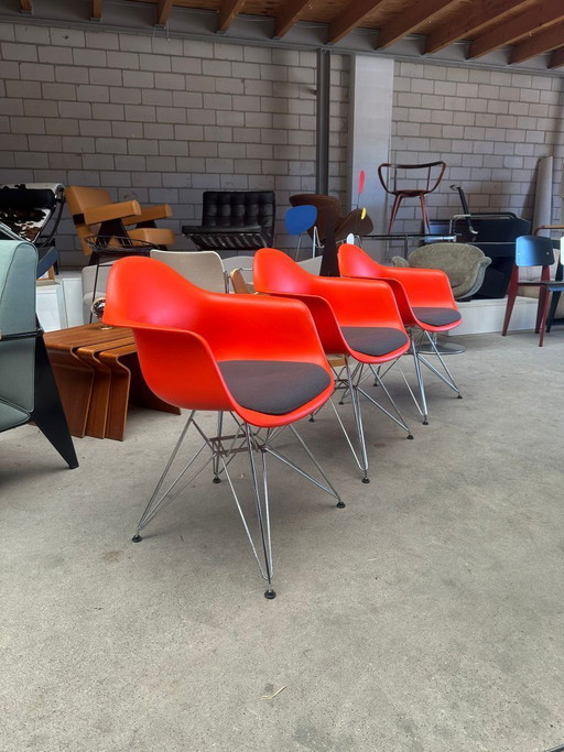 Vitra Eames DAR Stuhl mit festem Sitzkissen (mehrere Exemplare auf Lager)