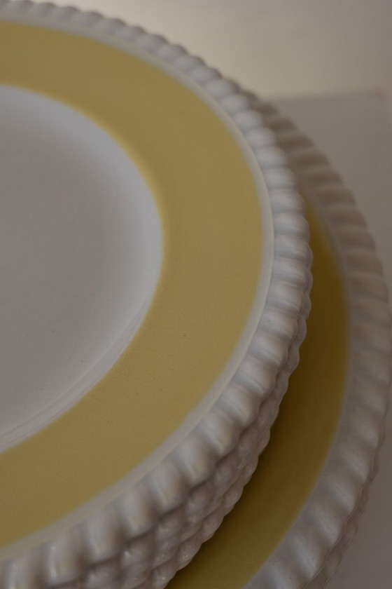 Service d'assiettes vintage en céramique jaune beurre à bord tourbillonnant – Art de la table, Ceramic (photo 3 of 9)