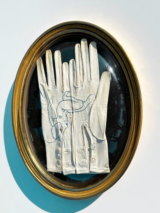 Image 1 of Tableau vintage "broderie sur gants de cuir" cadre ovale en bois doré par Sophie Lecha