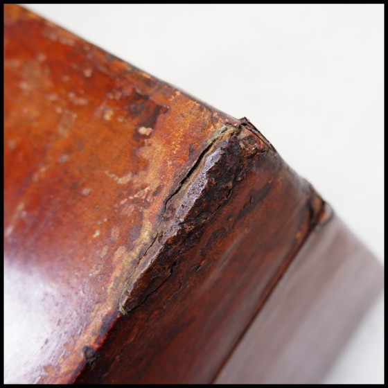 Image 1 of  Malle chinoise en cuir laqué rouge du début du XXe siècle