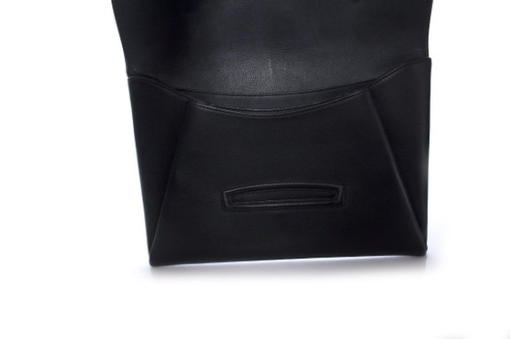 Image 1 of Givenchy, pochette Antigona in pelle borchiata