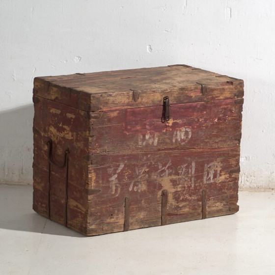 Baule cinese antico dipinto in legno di pino – Cina, circa 1920 – Armadi contenitori, Industrieel (photo 5 of 40)