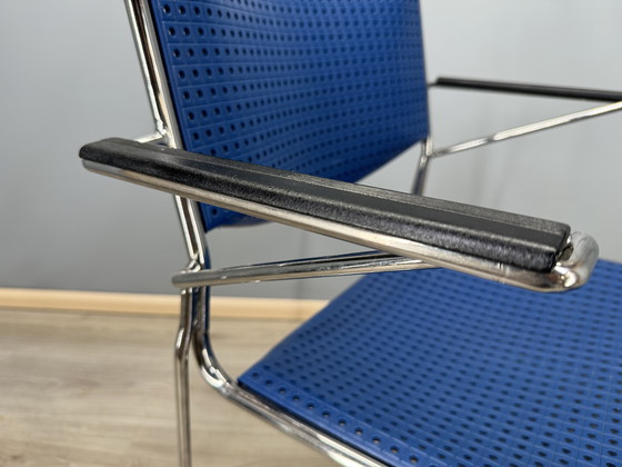 Image 1 of Silla de diseño azul con estructura cromada