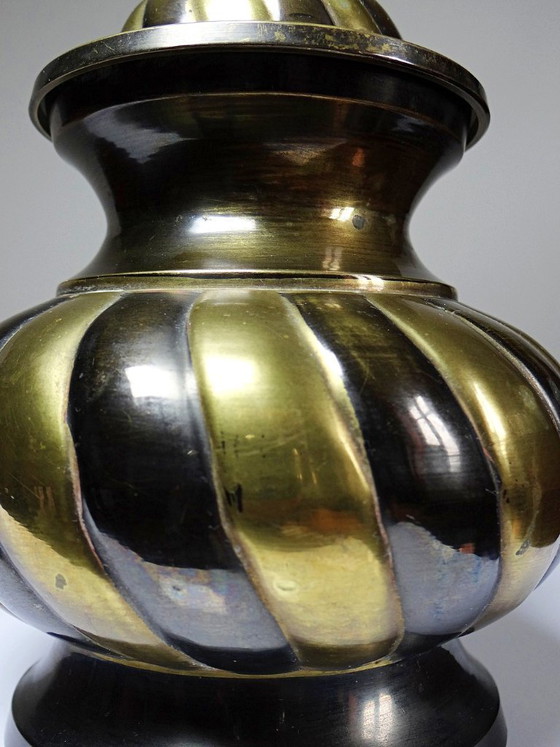 Image 1 of Olla artesanal india antigua con tapa de latón retorcido, de los años 60 a los 80.