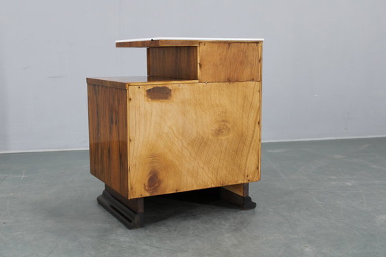 Image 1 of Table de nuit des années 1940 en finition noyer avec plateau en verre, Tchécoslovaquie