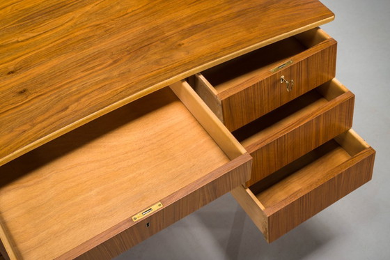 Image 1 of Freistehender Schreibtisch in Nussbaum, 1960er Jahre